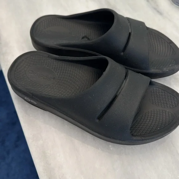 OOFOS Women's Black Sandals - Picture 1 of 3